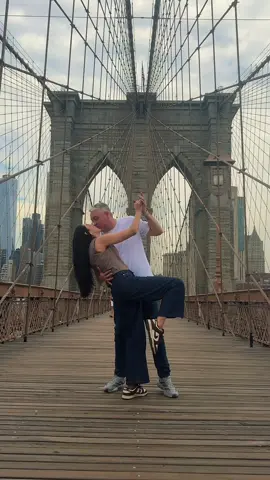 Brooklyn Bridge🗽 📸 @fotografanewyork 📸 @photovanessacarvalho . . ✅ Fotografa Brasileira em Nova York . . #ensaiocasal #brooklynbridge #couple