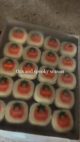 Got to love this Halloween treat🫶🏻🤎🎃🍂🍁 #halloween #sugarcookies #pilsburycookies #pumpkincookies #spookyseason 