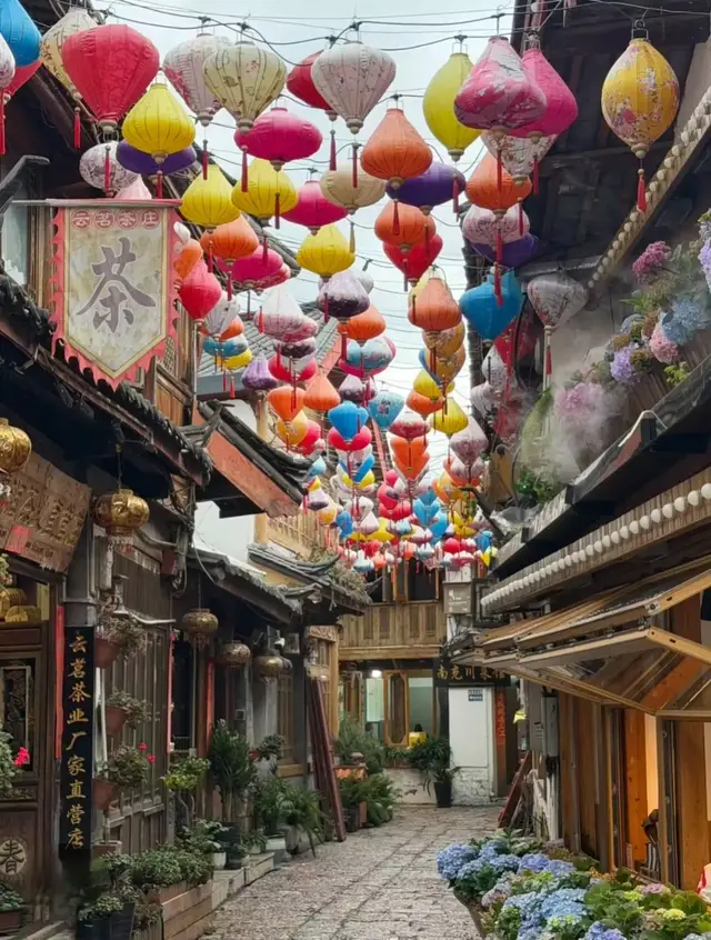 Lokasi: Provinsi Yunnan, Tiongkok. Karakteristik: Arsitektur rumah kayu tradisional khas suku Naxi, jalan berbatu, kanal-kanal air yang jernih, serta lampion yang meramaikan suasana siang dan malam hari. Status: Terdaftar sebagai Situs Warisan Dunia UNESCO #sejarahtiongkokkuno #sejarahtiongkokkuno #gardenlandscape2026🇨🇳🇨🇳 #Arsitekturchinakuno🇨🇳 #lovelylifestyle 