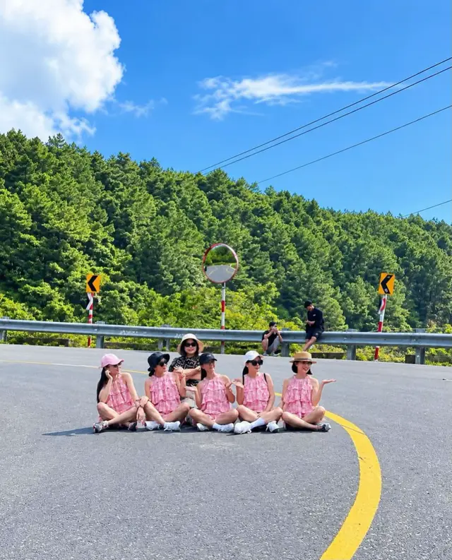 _6 cô gái hót nhất lúc này … Hey ! Rồi hết chỗ chụp hình hay sao ,6 cô rủ nhau ngồi giữa khúc cua tạo kiểu dị nè …   _ 🆘 Công an TP Đà Nẵng đang xác minh vụ việc 6 phụ nữ mặc trang phục tương tự nhau, ngồi chụp ảnh giữa lòng đường tại khúc cua khuất tầm nhìn trên đèo Hải Vân. Ngày 17/10, trao đổi với PV VietNamNet, lãnh đạo Trạm CSGT Cửa ô Hòa Hiệp (Phòng CSGT, Công an TP Đà Nẵng) cho biết đang phối hợp với các đơn vị liên quan xác minh hình ảnh nhóm người ngồi giữa đường đèo Hải Vân để chụp ảnh.