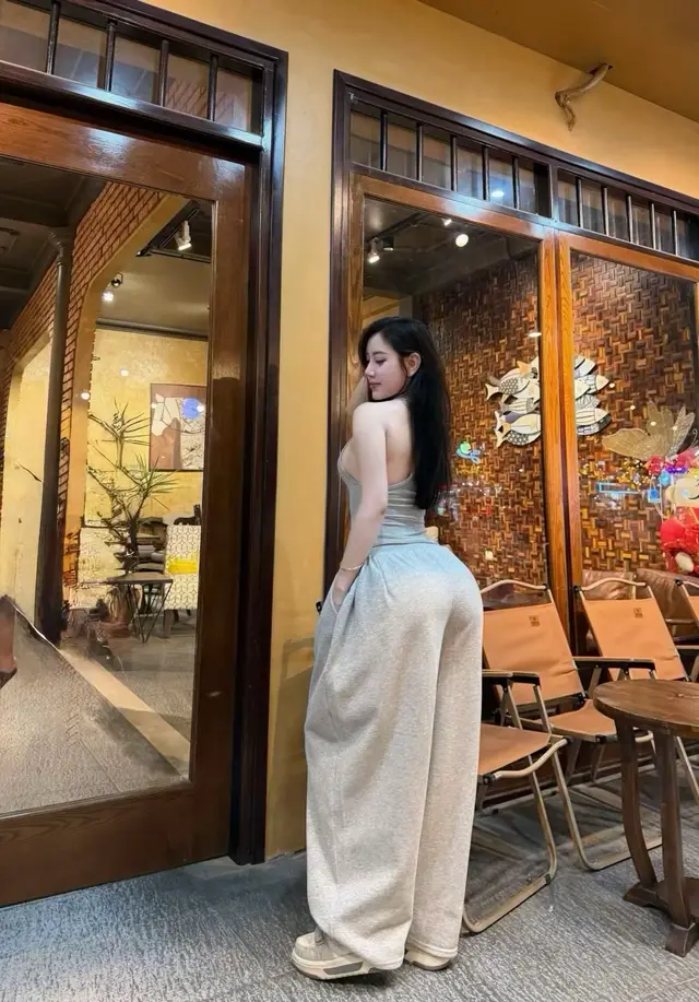 Muốn mời anh ly trà đá nhưng lại sợ anh bắt cá 2 tay😂