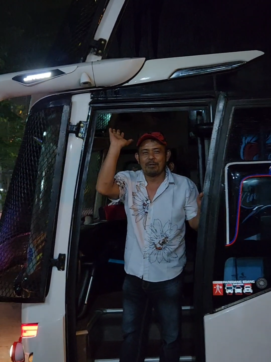dapat titpan salam dari Let's Go Bus Channel melalui bg Hasan Simamora - kru Putra Pelangi King Of The Road #bussumatera #busaceh #putrapelangi #terminalbus #pekanbaru 