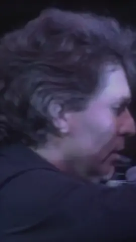 RAPHAEL - “Como yo te amo” en el Santiago Bernabéu [Madrid, España; 22.06.1985] Compuesta por el maestro Manuel Alejandro y Ana Magdalena, “Como yo te amo” es una de las joyas de la corona absolutas en el repertorio de Raphael. La canción fue grabada originalmente por Rocío Jurado para su álbum Señora, pero Raphael, deslumbrado por la fuerza de la obra, comenzó a interpretarla en directo durante sus giras por América antes del lanzamiento oficial del disco de la chipionense. Hispavox, al constatar la magnitud de la respuesta del público, adelantó su comercialización en 1980 dentro del LP Y... sigo mi camino, convirtiéndola en un éxito arrollador que marcó el inicio de una segunda época de oro en la alianza entre Manuel Alejandro y el astro de Linares. La pieza representa la máxima expresión del amor desbordante, absoluto y sin límites, donde la entrega vocal alcanza una dimensión épica. La lírica recurre a metáforas monumentales para dimensionar un sentimiento que trasciende lo humano: “Yo te amo con la fuerza de los mares, yo te amo con el ímpetu del viento, yo te amo en la distancia y en el tiempo, yo te amo con mi alma y con mi carne”. Sobre el escenario, Raphael dota a cada verso de un dramatismo volcánico y una gestualidad inconfundible, transformando la canción en una declaración categórica que se convirtió en un estándar imprescindible de sus actuaciones en vivo. [Y... sigo mi camino, RAPHAEL] ℗ 1980 Grabación sonora original EMI Music Spain, S.A. Letrista y Compositor: Manuel Alejandro / Ana Magdalena (Ed. RCA Española). Compuesto, Orquestado y Dirigido por: Manuel Alejandro. Productor / Realización: Rafael Trabucchelli. Una Producción: Hispavox, S. A. ★ Del Single “SE FUE” (Hispavox – 45-1949) [España - 1980] // Del LP “Y... SIGO MI CAMINO” (Hispavox - S 60.386) [España - 22 de Marzo de 1980] #Raphael #ComoYoTeAmo #ManuelAlejandro #AnaMagdalena