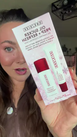 If your makeup gets shiny halfway through the day, this ONE/SIZE holiday makeup duo is such a smart little set for oily skin. You get a full-size mattifying primer to help control excess oil before makeup and a mini liquid blotting paper spray to refresh that matte finish throughout the day. The ONE/SIZE Oil Sucker Prep & Refresh Mattifying Duo is basically your oily skin makeup routine and midday touch-up kit in one. I love the idea of getting both the blurring face primer and oil control spray together instead of buying them separately! 🤍 #ONESIZEBeauty #OilSucker #OilySkinMakeup #MattifyingPrimer #MakeupForOilySkin @ONE SIZE BEAUTY 