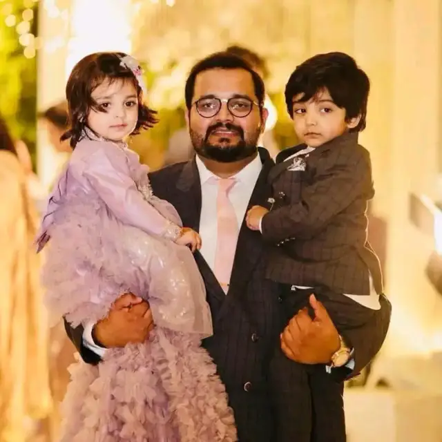 یہ ھیں میاں ریحان اشرف ( جمسا ایلفی اینڈ گلو کمپنی کے مالک ) یہ رات کو اپنی فیملی کے ساتھ ایک فنکشن پر چناب کلب فیصل آباد آئے تھے فنکشن کے دوران ان کو ٹریکنگ الرٹس آئے کہ ان کی لینڈ کروزر گاڑی اپنی جگہ سے حرکت کر رھی  یعنی چوری ھو رھی ھے یہ فوراً بھاگے اور ساتھ ایک دوست کی گاڑی میں اُس دوست کے ساتھ اپنی لینڈ کروزر کا پیچھا کرنے لگ گئے جڑانوالہ روڈ  بندو خان  ریسٹورنٹ کے قریب جا کر انہوں نے اپنی چوری کی جا رھی لینڈ کروزر کو گھیر لیا چوروں نے فائرنگ کر دی ...گولی میاں ریحان اشرف کی گردن میں لگی اور اُن کی موقع پر موت واقع ھو گئی چور گاڑی سمیت نکل جانے میں کامیاب ھو گئے افسوس صد افسوس کسی کا مال جان عزت محفوظ نہیں ....بندہ جائے تو کدھر جائے یہ دو پھول جیسے بچے یتیم ھو گئے اناللہ وانا الیہ را جعون 😢.