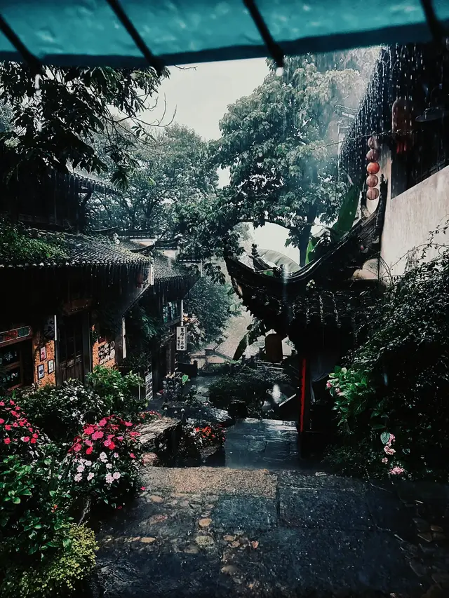 做人，骨气要硬，内心要静。别让别人的轻视定义自己的价值。只管默默积蓄实力，坚定地走过风雨。终有一天，你会站在一个曾经看不起你的人，终其一生也无法企及的高度。Sống ở đời, cốt cách phải cứng, tâm phải tĩnh. Đừng để sự coi thường của người khác định nghĩa giá trị của mình. Cứ âm thầm tích lũy bản lĩnh, vững vàng bước qua giông bão. Đến một ngày, bạn sẽ đứng ở nơi mà những kẻ từng xem thường mình chẳng thể với tới. #caphay #caption #stt_buồn_tâm_trạng #fypシ #xh 