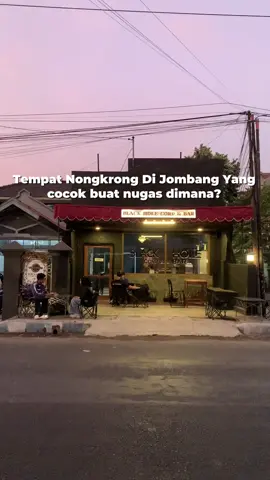 Cobain mampir ke Black Hole Cafe! 🖤 Tempatnya cozy, vibes-nya estetik, cocok banget buat kamu yang mau produktif sambil ngopi, ngobrol santai bareng bestie, atau sekadar menikmati sore dengan suasana yang nyaman. ✨ 📍 Hidden gem di tengah kota Jombang yang wajib masuk wishlist nongkrong kamu! Tag partner ngopimu dan kapan kita ke sini? 👇🤎 #BlackHoleCafe #CafeJombang #CafeHitsJombang #jombang #siswajombang