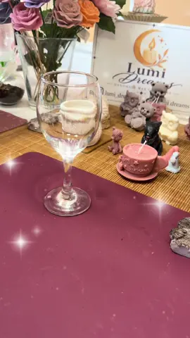 Creare a mano significa immaginare i gesti di chi accenderà questa candela. ✨ La base nel calice racchiude già le note avvolgenti del geranio rosa, ma il vero cuore del regalo si svelerà solo nel prossimo passaggio. Custodirà un fiore segreto, pensato per regalare un’esperienza sensoriale pura alla persona speciale a cui è destinata: un profumo intenso e persistente, capace di abbracciarla e farla sentire coccolata. 🤍 Nel prossimo video daremo forma a questo abbraccio profumato. 🌹 #candelefatteamano #rosegeranium #regalospeciale #profumoavvolgente #calicedivino  @gia_losai_da @Ambra Bartoli @Soia Migliore 