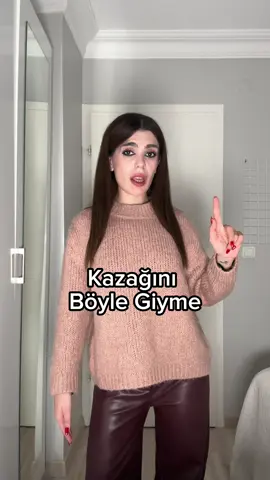 Kazağini Böyle Giyme Daha fazla benzer içerik için beni takip etmeyi unutma 😉 Moda Şeytanından Sevgiler 😈 #fashionhacks #stylehacks #pullover 