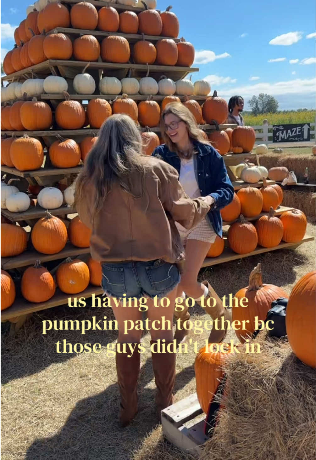 there’s still christmas… @𝒞𝒽𝑒𝓈𝓁𝑒𝒾𝑔𝒽 𐙚  #pumpkinpatch #single #funny #pumpkin #couple 