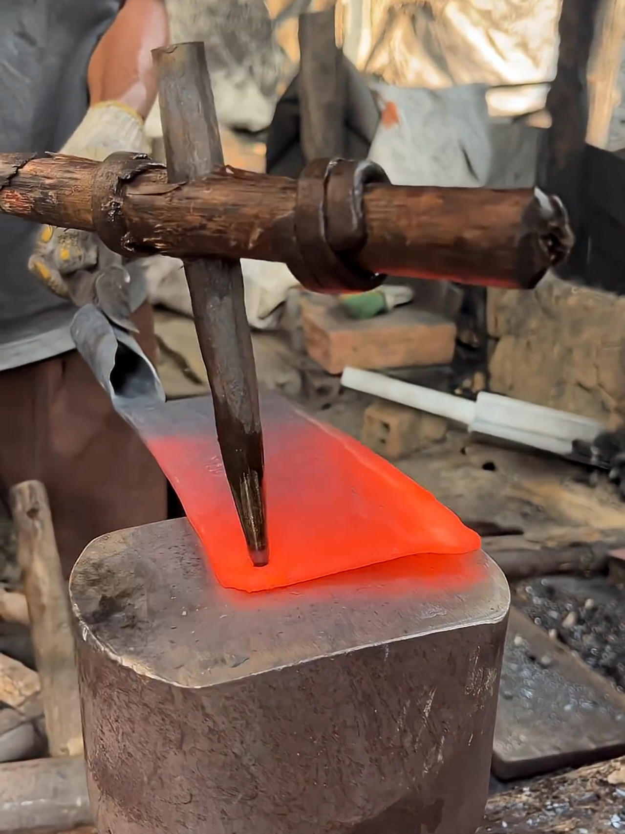 The process of making the nail holes look neat and attractive #medievalblacksmith #work#qoutes #asmr 