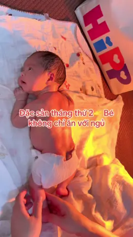😆 “ĐẶC SẢN” CỦA EM BÉ THÁNG THỨ 2 — MẸ NÀO TRẢI QUA RỒI SẼ CƯỜI TRONG NƯỚC MẮT Tháng đầu con chỉ ăn–ngủ–khóc, sang tháng thứ 2 con bắt đầu tỉnh táo hơn… và cũng có nhiều “đặc sản” khiến mẹ vừa đau đầu vừa yêu hết mực 😌 Mẹ nào đang chăm con giai đoạn này chắc sẽ thấy quá quen thuộc! 1️⃣ NHÌN MẸ CHĂM CHÚ NHƯ ĐANG 