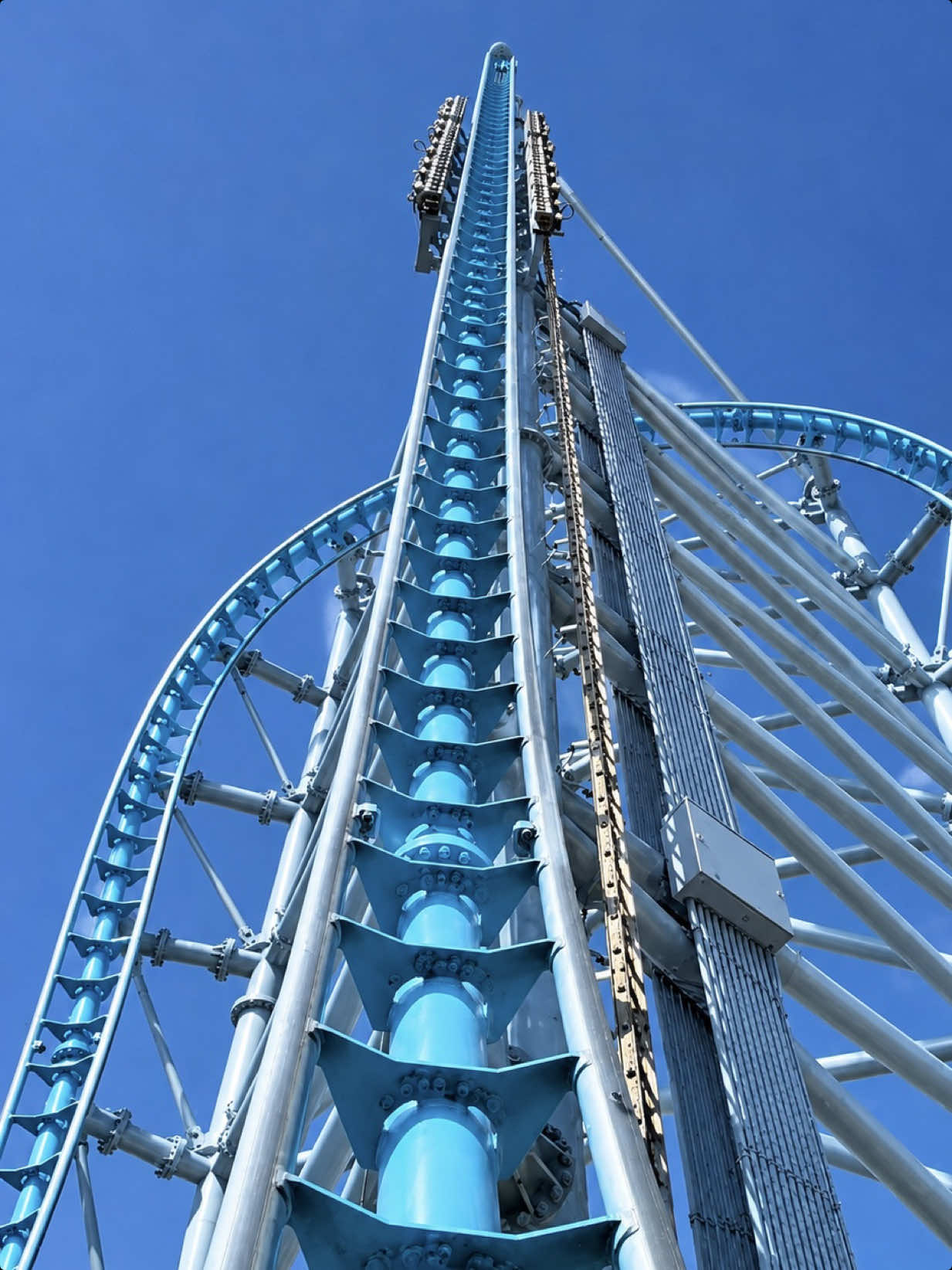 POV Mr.Freeze @sixflagsovertexas 🥶 Opened in 1998. The train launches forward & then backward on the same track! Height: 218 ft First drop: 194 ft Track length: 1,300 ft Speed: 70 mph #fyp #sixflags #mrfreeze #rollercoaster #pov