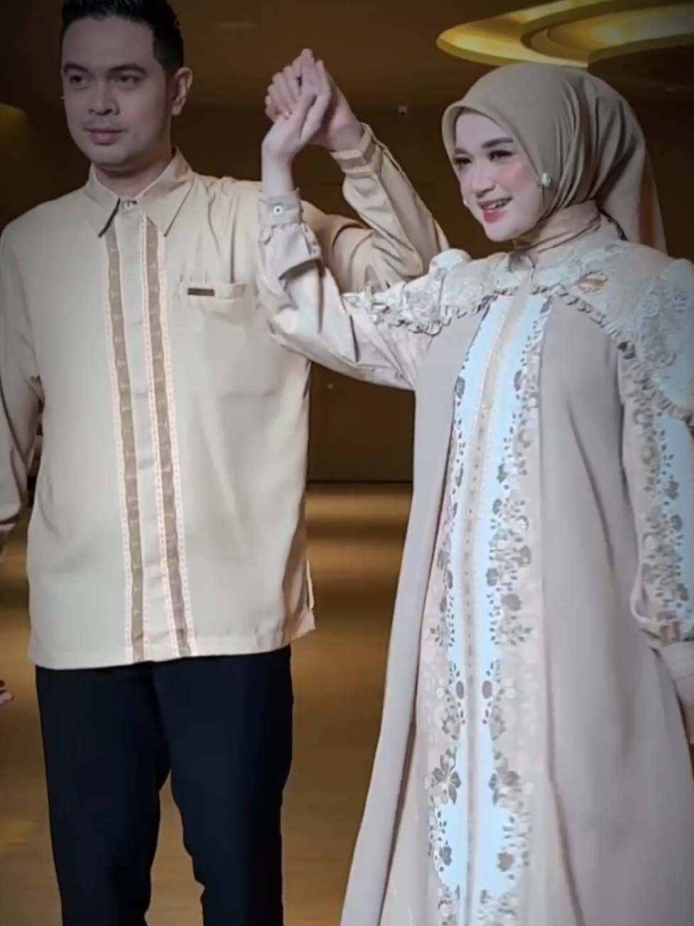 ✨ Tampil bak bidadari dalam balutan Sarimbit Puspa Aruna 🌸🤍 Elegan, anggun, dan memesona di setiap langkah. Are you ready to meet Lanira’s newest collection? 😍✨ Get ready, beauties! Something beautiful is coming soon! 💕 #sarimbit #sarimbitkeluarga #sarimbitlebaran #bajusarimbit #sarimbit2027 