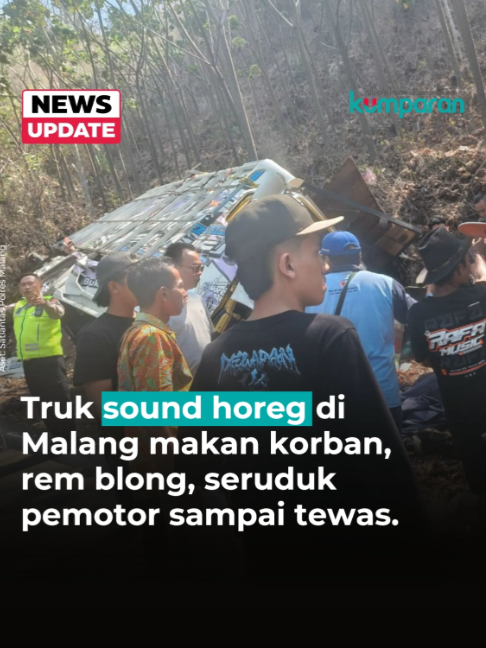 Truk bermuatan perangkat sound horeg mengalami kecelakaan akibat dugaan rem blong hingga menabrak sepeda motor di Jalan Raya Pletes, Desa Druju, Kecamatan Sumbermanjing Wetan, Kabupaten Malang, Jawa Timur. Kecelakaan tersebut menewaskan satu orang. Kanit Gakkum Satlantas Polres Malang Ipda Samsul Khoiruddin mengungkapkan, kecelakaan yang melibatkan truk bernomor polisi N 8150 US itu terjadi di wilayah perbukitan Desa Druju, Minggu (18/10/2026) sekitar pukul 13.10 WIB. Truk yang dikemudikan Moch. Nafis Nurhuda (26), warga Desa Kalitengan, Kecamatan Tanggulangin, Sidoarjo, melaju dari arah selatan ke utara. Saat melintasi jalan menurun, truk tersebut diduga mengalami rem blong. “Truk tersebut melaju dengan kecepatan sedang dari selatan ke utara. Sesampainya di TKP, jalanan menurun, truk diduga mengalami rem blong,” kata Samsul saat dikonfirmasi, Senin (19/10/2026). Pengemudi kemudian tidak dapat mengendalikan laju kendaraannya hingga menabrak sepeda motor yang melaju di depannya. Sepeda motor tersebut terseret truk beserta muatannya sehingga pengendara dan penumpangnya menjadi korban. Kedua korban dievakuasi ke rumah sakit berbeda. Aji Sentot Budiono Edy dibawa ke Rumah Sakit (RS) Lavalette, Kota Malang. Sementara itu, korban meninggal dunia, Muflikhatin Munawaroh (51), warga Jalan Kanjuruhan, Tlogomas, Lowokwaru, Kota Malang, dievakuasi ke RSUD Kanjuruhan, Kepanjen. Berdasarkan pemeriksaan dan olah tempat kejadian perkara (TKP), polisi tidak menemukan jejak pengereman truk. Temuan tersebut memperkuat dugaan adanya kegagalan fungsi pengereman sebagai penyebab kecelakaan. 📸: Dok. Satlantas Polres Malang. Baca selengkapnya dengan klik link di bio. Cari tahu berita update lainnya dengan download aplikasi kumparan di App Store atau Google Play.⁠ ⁠ 📝: newsupdate | update | news | oneliner | R176 | E164 #bicarafaktalewatberita #kumparan