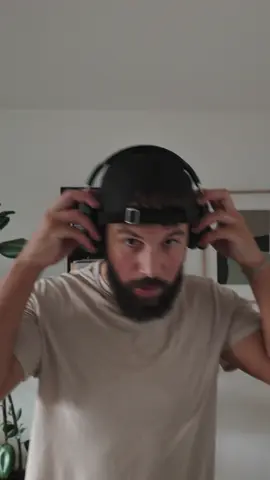 J’ai passé trop de temps assis et beaucoup trop de temps dans ma tête, du coup j'ai pris du poids. Et à force d’attendre le bon moment pour reprendre, les semaines passent et je bouge encore moins. Alors je recommence à la maison, avec ce que je peux faire aujourd’hui. Marcher un peu, même en regardant une vidéo, même sans avoir spécialement la motivation. Ça me fait du bien de consacrer enfin un peu de temps à mon corps après avoir autant sollicité ma tête. Ce tapis Squatz trouve facilement sa place chez moi et se range après utilisation. Pas besoin de réorganiser tout l’appartement pour faire quelques pas. C’est aussi ce qui me plaît, rendre la reprise assez simple pour avoir envie de continuer. Je vous mets le modèle ici pour ceux qui me l’ont demandé : https://www.amazon.com/Walking-Treadmill-Vibration-Compact-Non-Slip/dp/B0GGTTBGM8?ref_=ast_bl_cpl_dp&th=1 Produit offert par Squatz. One love