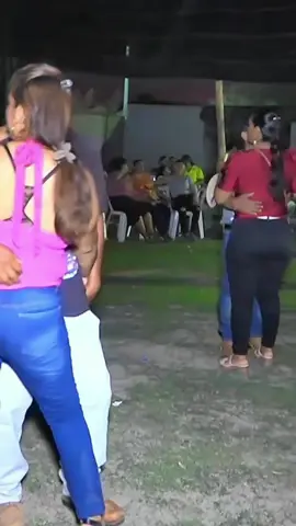 ¡Fiesta al aire libre! La gente celebra a lo grande con El Centenario y su reciente fortuna. ¡Pura alegría y buen rollo! #ElCentenario #Celebracion #Fiesta #BuenaVibra #Riqueza