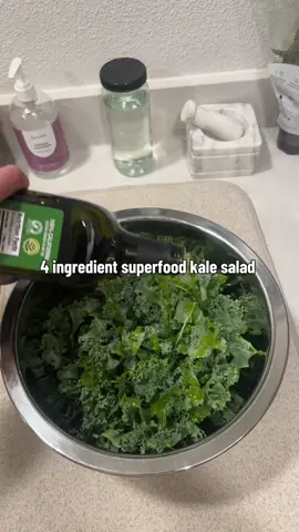 All you need is kale, olive oil, salt, & nutritional yeast 🥬 #healthy #saladrecipe #gymmotivation #eatwithme 