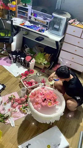 Anh không giàu tiền bạc, chẳng có hoa đắt tiền để tặng em, chỉ có đôi tay và cả trái tim chân thành dành cho em. Từng cánh hoa anh tự làm là từng chút yêu thương gửi gắm. ❤️ Chúc vk iu 20/10 luôn xinh đẹp, vui vẻ, bình an và hạnh phúc. Mong rằng dù cuộc sống còn nhiều khó khăn, anh vẫn luôn là người mang đến cho em sự ấm áp, chở che và yêu thương. Anh không hứa cho em một cuộc sống đủ đầy ngay hôm nay, nhưng anh hứa sẽ luôn cố gắng để ngày mai của chúng ta tốt đẹp hơn. Vì với anh, em không chỉ là người anh thương, mà còn là người anh muốn cùng đi hết chặng đường đời. ❤️🌷@🌻PY VÕ🌈 #iuthuongoday #couple #20/10 #hanhphuc 