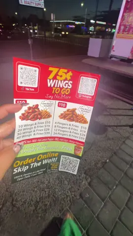 75 cent wings I don’t wanna hear any complaining 🔥🔥 #wings #chickenwings #wingsinlasvegas #vegaseats #cheapmeals 