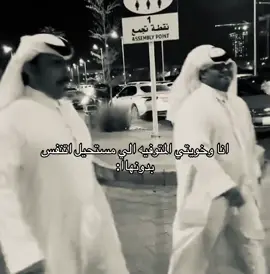 يعد برج المملكة واحدًا من أبرز المعالم المعمارية في الرياض، ورمزا حديثا يعكس تطور المملكة العربية السعودية ونهضتها العمرانية. منذ افتتاحه، أصبح البرج وجهة رئيسية للسكان والزوار، ليس فقط لارتفاعه المميز، بل أيضًا لما يقدمه من مرافق متنوعة وتجربة فريدة. تم افتتاح برج المملكة عام 2002، وهو مشروع تابع لشركة شركة المملكة القابضة التي يملكها الأمير الوليد بن طلال. يبلغ ارتفاع البرج حوالي 302 متر، ويتكون من 99 طابقا، ما جعله لفترة طويلة أحد أطول المباني في الشرق الأوسط. تصميمه الفريد الذي يشبه فتحة القوسة في الأعلى يميزه عن بقية ناطحات السحاب، وقد صمم ليكون تحفة معمارية تجمع بين الحداثة والهوية المحلية. يضم البرج مجموعة واسعة من المرافق، منها مكاتب إدارية، وشقق سكنية فاخرة بالإضافة إلى فندق فورسيزونز الرياض الذي يعد من أفخم الفنادق في المدينة. كما يحتوي على مركز تسوق ضخم يعرف باسم مملكة مول، ويضم العديد من العلامات التجارية العالمية والمطاعم الراقية.