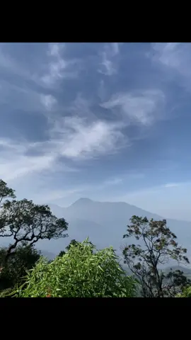 melihat betapa gagah nya gunung gede pangrango dari ketinggian 1803mdpl mt kencana. ciptaanmu seindah ini ya allahh.  #mountain #gunungkencana #4u 