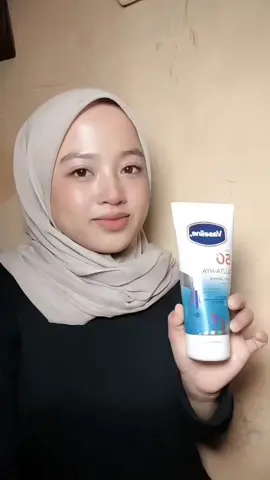 wanginya segar enak banget 😍 @Vaseline Indonesia  #VaselineAffiliateSquad #VaselineID #VaselineGlutaHya #spf50pa➕➕➕ 