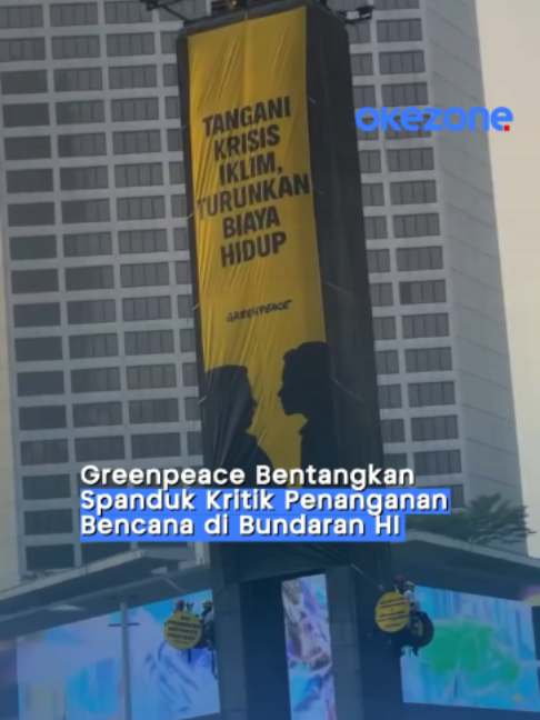 Sejumlah aktivis Greenpeace Indonesia membentangkan dua spanduk raksasa dari atas Patung Selamat Datang di Bundaran HI, Jakarta, Selasa (20/10/2026). Aksi damai ini digelar bertepatan dengan dua tahun pemerintahan Prabowo-Gibran. Melalui aksi tersebut, Greenpeace mendesak pemerintah lebih serius menangani krisis iklim dan menurunkan biaya hidup masyarakat. Kedua spanduk yang berisi kritik terhadap pemerintah itu telah diturunkan pada pukul 08.30 WIB. #Okezone #GreenpeaceIndonesia #BundaranHI #Demo