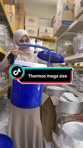 🔥 PENIAGA MAKANAN & GENG KENDURI, THERMOS BESAR NI MEMANG BERGUNA! 😍💪 Nak simpan air batu atau menu panas untuk berniaga dan majlis kenduri? Haa, ni dia barang yang kena ada! 🤩 🧊 13 LITER – Saiz praktikal untuk kegunaan harian 🧊 17 LITER – Sesuai untuk peniaga & katering 🧊 27 LITER – Kapasiti besar, puas hati untuk kenduri! ✅ Sesuai untuk menyimpan air batu ✅ Boleh isi makanan panas seperti sup atau kuah ✅ Pilihan peniaga makanan, katering & kenduri! 💯 Berniaga hari-hari, peralatan pun kena mantap! Tak perlu asyik tambah bekas, pilih saiz ikut keperluan! 🔥 🛒 Stok ready di Dapur Impian Kakna ❤️ #ThermosBesar #Bocong13Liter #Bocong17Liter #Bocong27Liter #BarangKatering  
