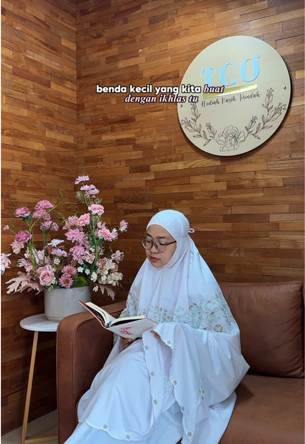 Semoga kita tak pernah lupa untuk saling menghargai.  Kerana di sebalik setiap hari yang dilalui bersama, ada kasih sayang dan pengorbanan yang tak ternilai ❤️  #FlorinaByTCO  #Perkahwinan  #HadiahKasihTerindah  