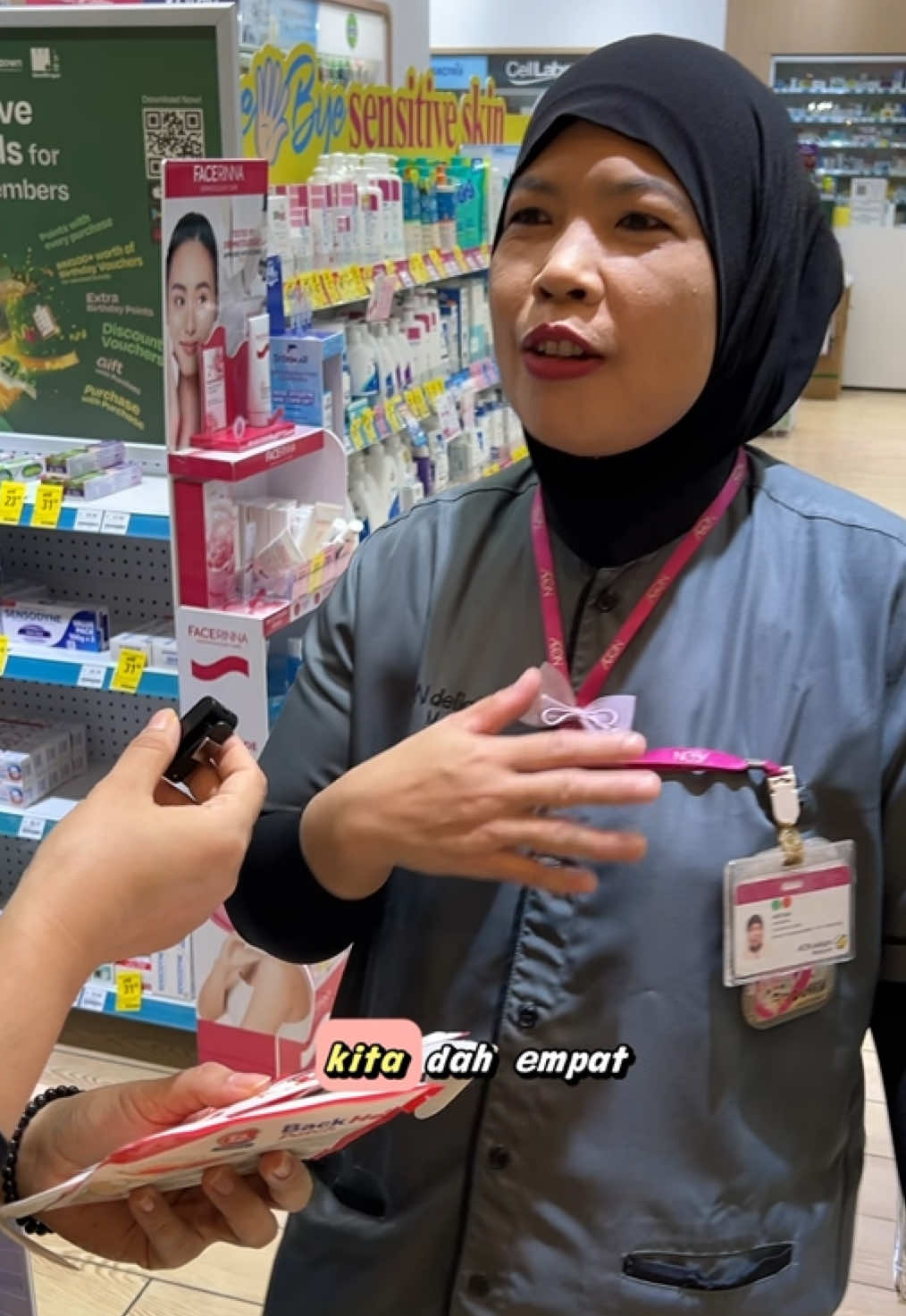 Selalu sakit kaki dan belakang? 😩🔥 Katanya Heat Patch memang wajib standby!  Bentuk dan saiz pun sesuai, senang nak pakai bila rasa lenguh menyerang. #ProximaMY #BackHeatPatch #KneeHeatPatch #HeatPatch #SUAPJumaat