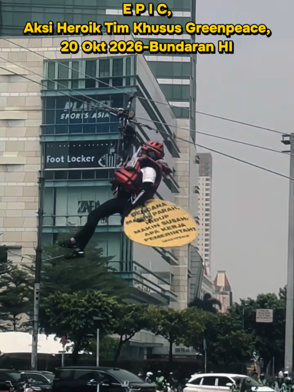 Aksi 2 th pemerintahan Prabowo-Gibran, Menyuarakan Isu Lingkungan dgn cara yg Berani & Kreatif🔥 Tim Panjat Profesional Greenpeace beraksi dgn teknik rope access/ industrial climbing di Tugu Selamat Datang. Full gear tali, harness, helm & jangkar. Mrk terlatih khusus buat aksi banner drop bs bertahan ngegantung berjam² terbukti 06.30-09.30 tadi 6 aktivis masih bertahan di atas sana. Baru jam 10.30 dievakuasi. Biarpun spanduknya cuman mejeng bentar, dlm hitungan menit langsung viral sedunia. Poin tersampaikan & bikin publik melek..nancep di ingatan.  1. Tangani Krisis Iklim & Turunkan Biaya Hidup. 2. Bencana Makin Parah, Hidup Makin Susah. Apa Kerja Pemerintah? Salut buat 4 personil tim khusus Cewek di atas sana.  Kerenn abiss..  Big Respect👏👏🔥