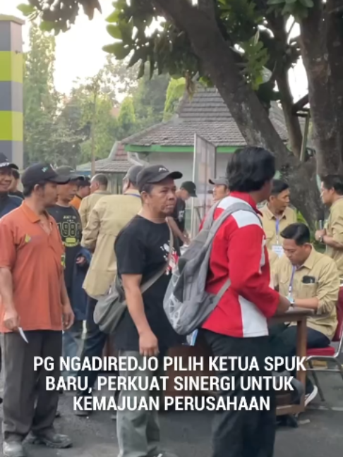 Radio ANDIKA 16.10 Pabrik Gula (PG) Ngadiredjo menggelar pemilihan Ketua Serikat Pekerja Unit Kerja (SPUK) periode 2026–2031. Pemilihan diikuti 752 karyawan yang masuk Daftar Pemilih Tetap (DPT), terdiri dari karyawan tetap, PKWT, dan honorer. Tiga kandidat yang bersaing yakni Triyas Chrishadi, Subagio, dan M. Kafi Rois. Muhamad Adhasari, Supervisor Sekretariat Umum Bagian Keuangan sekaligus Ketua Musyawarah Unit Kerja (Musnik), mengatakan pemilihan ini merupakan agenda rutin lima tahunan sebagai wadah demokrasi karyawan. Seluruh proses berlangsung lancar dengan partisipasi tinggi. Dari 752 karyawan dalam DPT, sebanyak 723 orang menggunakan hak pilih atau mencapai 96,14 persen, melampaui target 80 persen. Hasil pemilihan menetapkan Triyas Chrishadi sebagai Ketua SPUK periode 2026–2031, menggantikan Zakaria yang menjabat pada periode sebelumnya. Ari berharap ketua terpilih mampu memperjuangkan hak karyawan sekaligus menjaga hubungan harmonis dengan manajemen. Menurutnya, sinergi antara pekerja dan perusahaan penting untuk mendukung kemajuan PG Ngadiredjo secara berkelanjutan. Ari menambahkan, pengesahan kepengurusan baru akan dilakukan setelah laporan pertanggungjawaban pengurus sebelumnya selesai, kemudian dilanjutkan dengan serah terima jabatan. Sementara itu, Triyas Chrishadi mengungkapkan rasa syukur atas kepercayaan yang diberikan karyawan. Ia mengajak seluruh karyawan untuk bersama-sama menjaga solidaritas, menyukseskan PG Ngadiredjo, dan memperkuat sinergi dengan para pemangku kepentingan, dengan harapan peningkatan kesejahteraan karyawan seiring berkembangnya perusahaan.(sof/eko/nas/adv) #radioandika #ag243 #andikamedia #kediri #pgngadirejo _______________ . . WA Radio ANDIKA : 0811-3454-000 Youtube : andikatvkediri Facebook : ag243