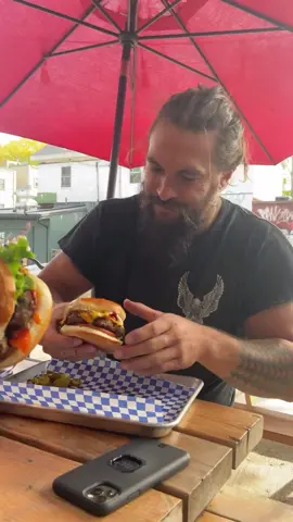 Jason mamoa spotted at Ozzy’s Burgers for the first time in 5 years 
