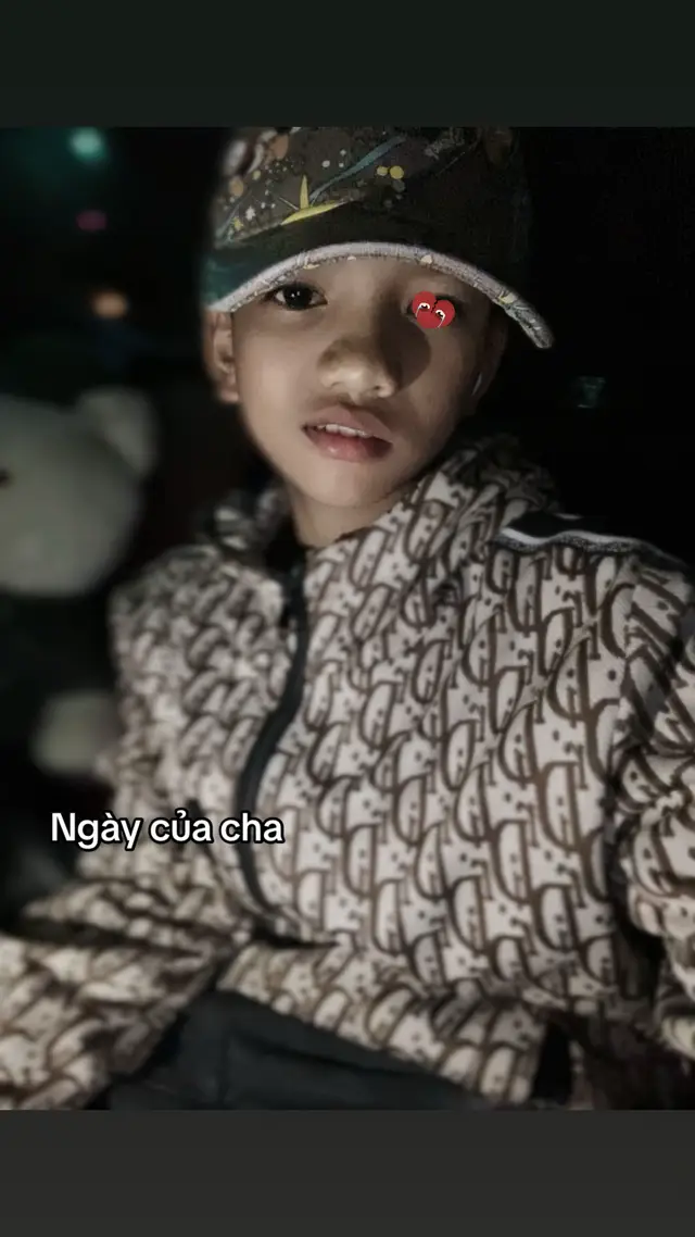 Bố ít khi nói lời yêu thương, nhưng bố luôn thể hiện tình yêu qua những hành động, bố là người luôn âm thầm quan tâm chúng ta mọi lúc mọi nơi. cuộc đời bố chưa từng được 1 bó hoa 💐 hãy yêu thương người bố của mình nhiều hơn nhé #xh 