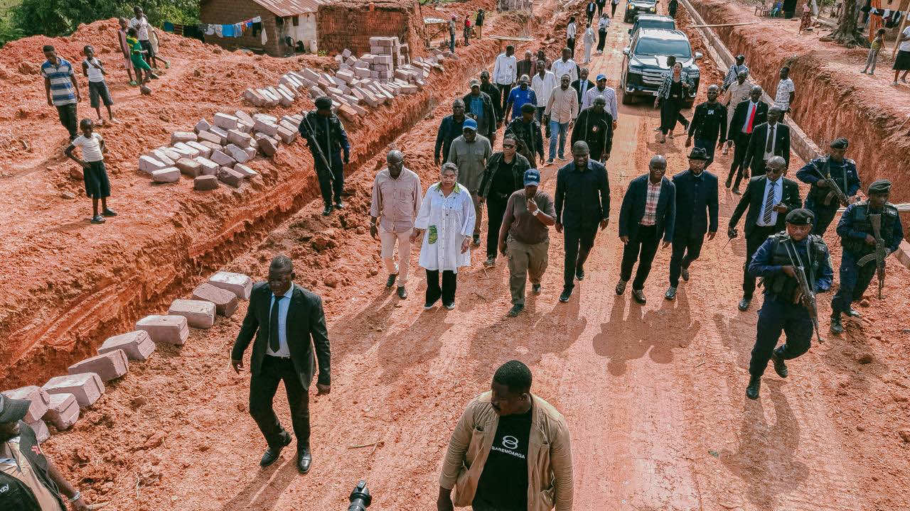 #RDCongo #KongoCentral #Infrastructures 📍 Kisantu | Octobre 2026 La Première Ministre Judith Suminwa Tuluka a inspecté la Boucle d’Inkisi ainsi que les travaux de réhabilitation de la route Mbanza-Boma. 🚧 Mobilité, désenclavement et accès facilité au lycée Kivuvu Kisiama.