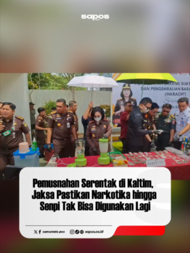 Kejaksaan Tinggi (Kejati) Kalimantan Timur menggelar aksi pemusnahan barang bukti secara serentak yang melibatkan 9 Kejaksaan Negeri (Kejari) di seluruh wilayah Kaltim pada Selasa (20/10/2026). Berpusat di Kantor Kejari Samarinda, Kepala Kejati Kaltim, Chatarina Muliana, memimpin langsung jalannya pemusnahan barang bukti berstatus berkekuatan hukum tetap (inkrah) melalui sambungan layar Zoom. Langkah tegas ini diambil dalam kapasitas jaksa sebagai eksekutor putusan peradilan sekaligus upaya nyata mencegah potensi penyalahgunaan barang sitaan. Adapun barang bukti yang dihancurkan mencakup 3,9 kilogram sabu, 1,5 kilogram ganja, 189 butir ineks, 1.804 butir pil dobel L, 10 buah etomidate, 113 botol minuman keras, hingga 281 unit ponsel. Selain itu, petugas memotong 6 unit senjata api fabrikasi dan 1 unit senpi rakitan menggunakan mesin gerinda pemotong. Seluruh material barang bukti dihancurkan dengan cara diblender, dipotong, dan dibuang ke saluran pembuangan hingga dipastikan tidak dapat dipergunakan kembali. Selengkapnya baca Samarinda Pos dan Sapos.co.id Penulis: Agusman Redaktur: Robert Editor: Rusly __ Website: https://sapos.co.id/ Fanpage: samarindapos Instagram: sapos.co.id TikTok: Samarinda_pos #KejatiKaltim #KejariSamarinda #ChatarinaMuliana #PemusnahanBarangBukti #PemusnahanNarkoba #HukumKaltim #InfoSamarinda #SamarindaTerkini #KejaksaanRI #BeritaKaltim