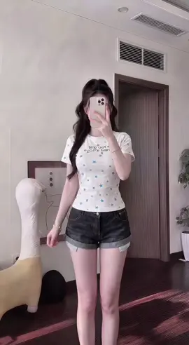 Áo thun cộc tay hoạ tiết đơn giản, trẻ trung, năng động, cá tính nha các nàng. #moingaymotoutfit #setdoxinh #macdepmoingay #setdoxinh #setaoquan 