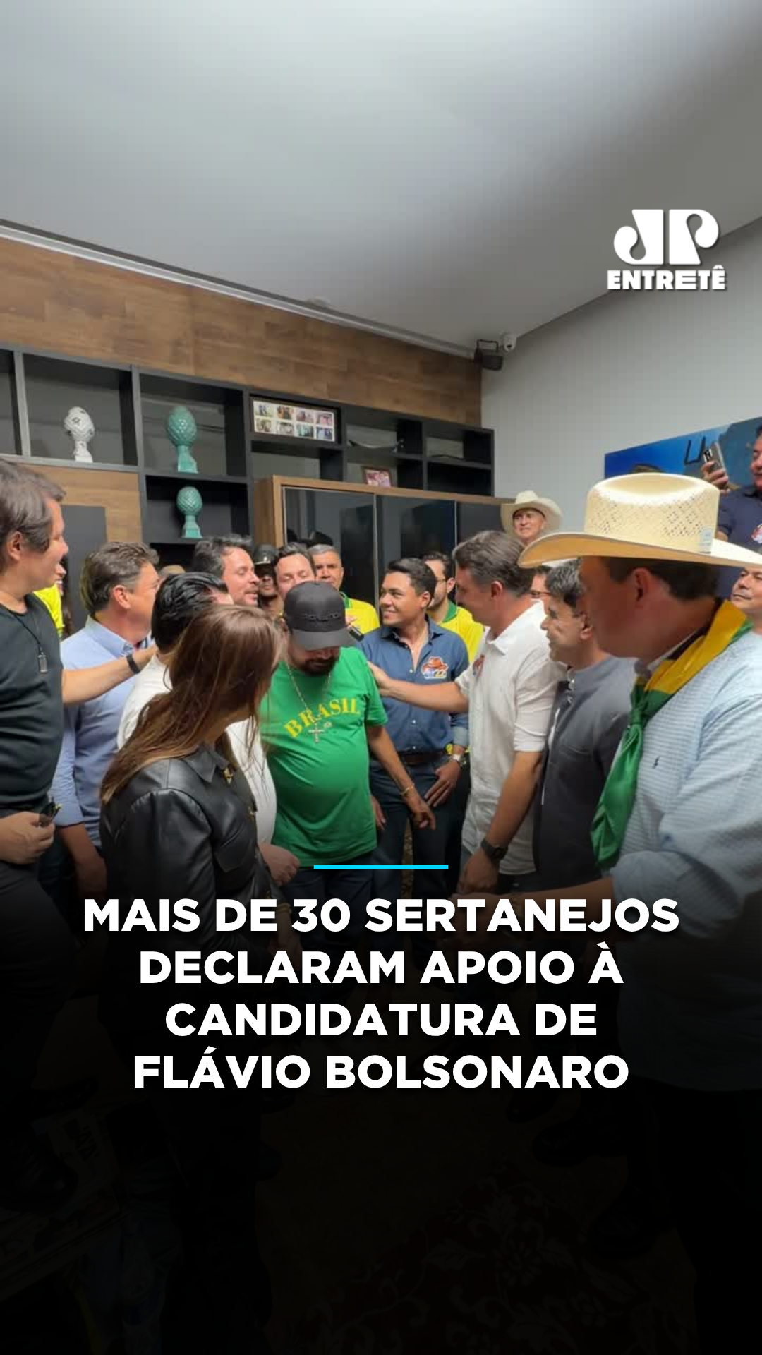 Mais de 30 cantores sertanejos se reuniram nesta terça-feira (20), em Goiânia, para manifestar apoio à candidatura de Flávio Bolsonaro (PL) à Presidência da República. Entre os artistas presentes estavam Gusttavo Lima, Zezé Di Camargo, Marrone, Felipe Araújo, Jorge, da dupla com Mateus, e Murilo Huff. Durante o encontro, o presidenciável agradeceu o apoio dos músicos e afirmou que a mobilização representa um desejo de mudança no país. “É muito mais do que Flávio Bolsonaro que eles estão apoiando. Tá todo mundo aqui apoiando a mudança”, declarou. Flávio também prometeu retomar o crescimento econômico e afirmou que o Brasil voltará a “sorrir como era antes do atual governo”. Além dos sertanejos, aliados políticos ligados à direita participaram do evento. 🔗 Leia a matéria completa em: jovempan.com.br 📌 Siga o nosso perfil @jovempanentrete #JovemPanEntretenimento #FlávioBolsonaro #GusttavoLima #ZezéDiCamargo #Sertanejo #Política #Eleições2026 #Brasil