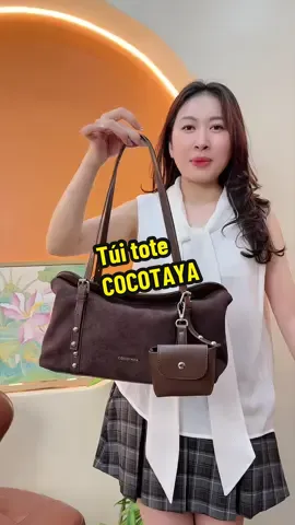 Chị em thích phong cách Hàn Quốc cổ điển thì tham khảo em túi tote da lộn này nhé. Dáng túi thanh lịch, có thể xách tay, đeo vai hoặc đeo chéo, đi làm hay đi chơi đều dễ phối đồ. Một chiếc túi vừa thời trang vừa dễ ứng dụng hằng ngày, chọn làm quà tặng người thân hay đồng nghiệp cũng rất tinh tế.#loantuicongso #cocotaya #tuideovai #tuitote #tuicongso 