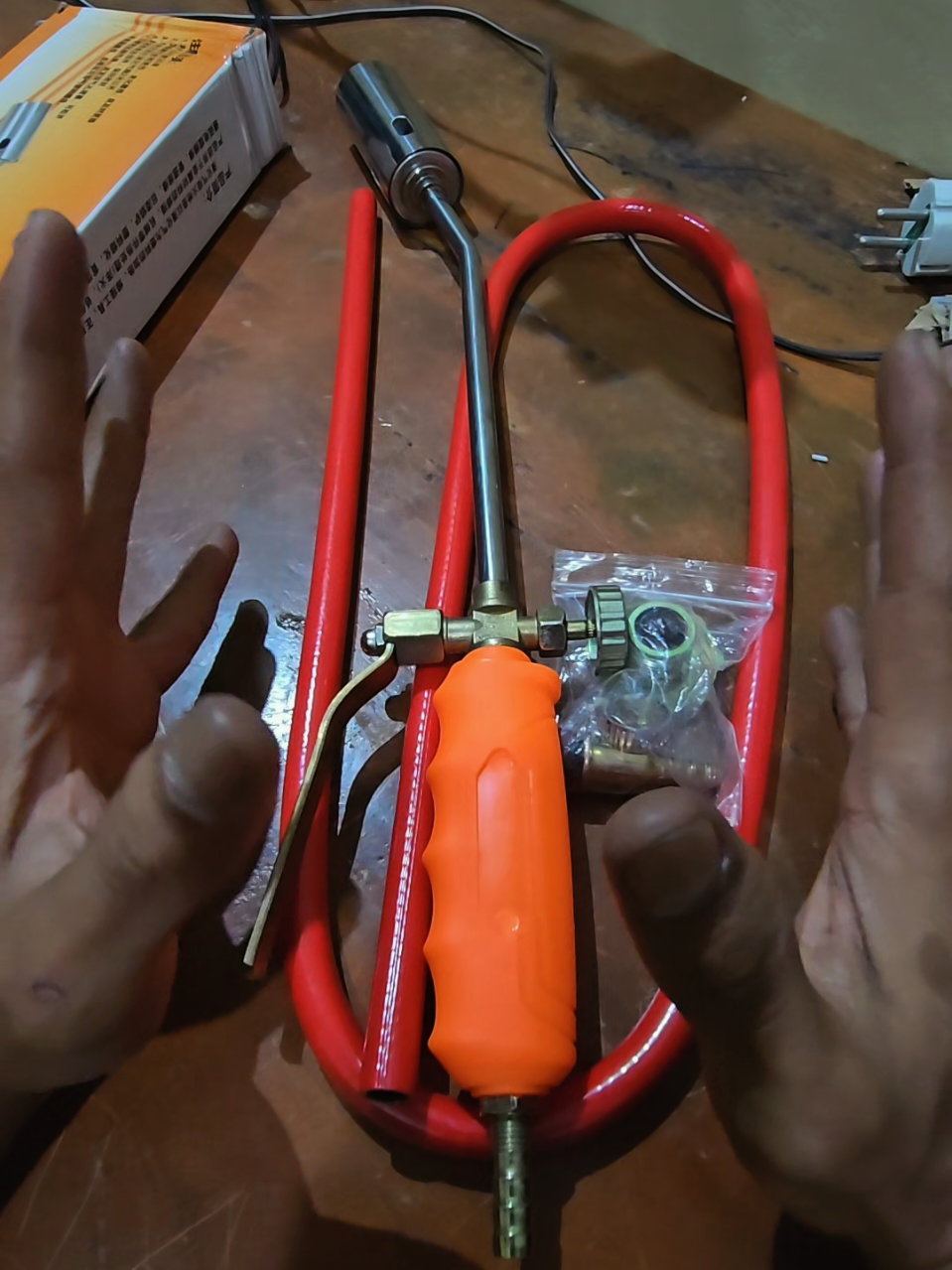 Gas torch dengan handle yang nyaman digenggam, praktis untuk berbagai kebutuhan seperti soldering, memanaskan, memasak, hingga pekerjaan bengkel. Api mudah diatur, desain kokoh, dan lebih nyaman digunakan karena dilengkapi pegangan. #GajianSale #GasTorch #TorchApi #PeralatanBengkel #perkakas 