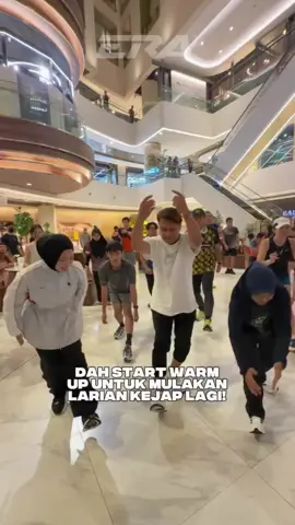 Haziq, Munaa & Der dah mula warm up sebelum memulakan misi larian dalam mall! Baru warm up je ni, agaknya siapa yang paling cepat pancit nanti? 👀 #ERARadioNo1PalingLegit