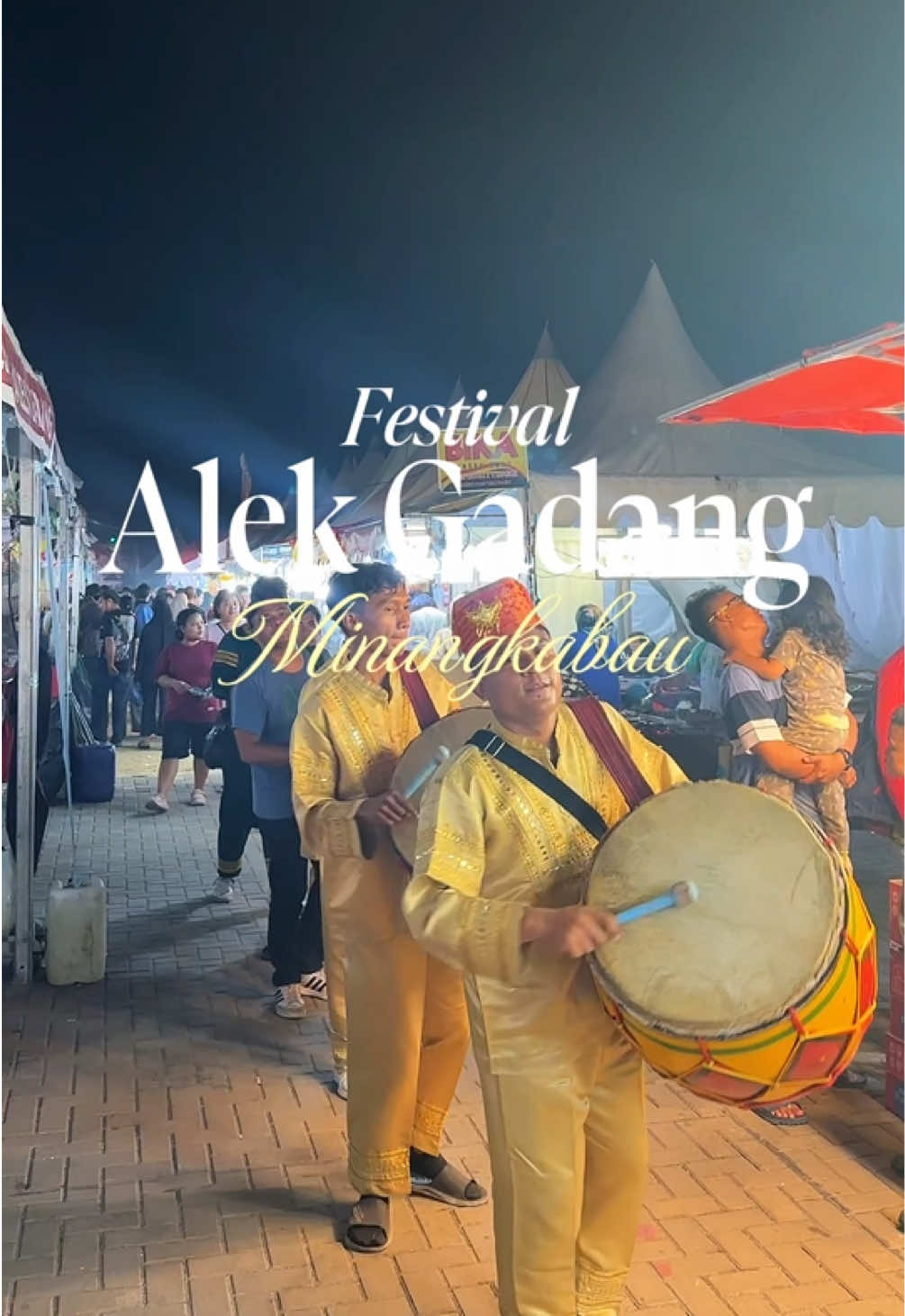 𝐓𝐀𝐇𝐓𝐀 𝐓𝐄𝐑𝐓𝐈𝐍𝐆𝐆𝐈 𝐄𝐕𝐄𝐍𝐓 𝐊𝐔𝐋𝐈𝐍𝐄𝐑 𝐌𝐈𝐍𝐀𝐍𝐆 𝐍𝐎. 𝟏 𝐃𝐈 𝐈𝐍𝐃𝐎𝐍𝐄𝐒𝐈𝐀, 𝐇𝐀𝐃𝐈𝐑 𝐃𝐈 𝐉𝐀𝐊𝐀𝐑𝐓𝐀 ‼️ Dengan penuh sukacita, kami mengundang masyarakat Jakarta, Jabodetabek, serta seluruh perantau Minangkabau untuk hadir dan menyaksikan kemeriahan 𝐅𝐄𝐒𝐓𝐈𝐕𝐀𝐋 𝐀𝐋𝐄𝐊 𝐆𝐀𝐃𝐀𝐍𝐆 𝐌𝐈𝐍𝐀𝐍𝐆𝐊𝐀𝐁𝐀𝐔 𝟐𝟎𝟐𝟔 Datang bersama keluarga dan sahabat, nikmati kuliner legendaris Minangkabau, saksikan pertunjukan budaya, dan rasakan langsung semaraknya Alek Gadang! 📍 Jakarta International Velodrome, Rawamangun, Jakarta Timur  📅 28 Oktober – 1 November 2026 (5 Hari)   ⏰ Pukul 10.00 – 22.00 WIB 𝐏𝐄𝐑𝐓𝐔𝐍𝐉𝐔𝐊𝐀𝐍 𝐊𝐄𝐒𝐄𝐍𝐈𝐀𝐍 𝐃𝐀𝐑𝐈: ⭐ Ratu Sikumbang ⭐ Kintani ⭐ Adim MF ⭐ Zhifanna ⭐ Arahmanda ⭐ Sony Prosky  ⭐ Duo Zaki ⭐ Artis Lainnya. 𝐏𝐄𝐑𝐓𝐔𝐍𝐉𝐔𝐊𝐀𝐍 𝐊𝐄𝐒𝐄𝐍𝐈𝐀𝐍 𝐃𝐀𝐑𝐈: 🔸 Penampilan Kesenian dari Bundo Kanduang BKBB Bogor 🔸 Penampilan Kesenian dari Bundo IKM Serang Baru Bekasi 🔸 Penampilan Kesenian dari BWB Bogor Wanita Berkebaya 🔸 Penampilan Kesenian dari Komunitas Muda Mudi Minangkabau   🔸 Penampilan Kesenian dari Forum Komunikasi Lanjut Usia (Angklung Manja) Kec. Mampang - Jaksel 🔸  Penampilan Kesenian Dari Forum Komunikasi Lanjut Usia (Angklung Swara Snada Liliana) 𝐆𝐑𝐀𝐓𝐈𝐒 𝐌𝐀𝐒𝐔𝐊 & 𝐓𝐄𝐑𝐁𝐔𝐊𝐀 𝐔𝐍𝐓𝐔𝐊 𝐔𝐌𝐔𝐌!  🍛 +200 KUNER MINANG 🛍️ +50 UMKM SUMATERA BARAT 🎭 +50 PERTUNJUKAN KESENIAN MINANGKABAU  ✨ Artis Minang Ibu Kota Mari datang, ramaikan, dan jadikan momen ini sebagai perayaan kebersamaan kita! Ajak keluarga, sahabat, dan seluruh orang tercinta untuk menikmati cita rasa, seni, dan budaya Minangkabau di jantung Kota Jakarta. Kami tunggu kehadiran Anda di Festival Alek Gadang Minangkabau 2026! Jangan sampai terlewat—datang, nikmati, dan rasakan sendiri semarak Alek Gadang! 🔥 𝐀𝐧𝐝𝐚 𝐎𝐫𝐚𝐧𝐠 𝐌𝐢𝐧𝐚𝐧𝐠, 𝐇𝐚𝐫𝐮𝐬 𝐓𝐚𝐡𝐮 𝐝𝐚𝐧 𝐁𝐚𝐧𝐠𝐠𝐚𝐥𝐚𝐡 ! ✨ Sampai jumpa di Jakarta International Velodrome, Rawamangun! ✨ #FestivalAlekGadangMinangkabau2026 #AlekGadangJakarta #KulinerMinang #KulinerJakarta #EventJakarta