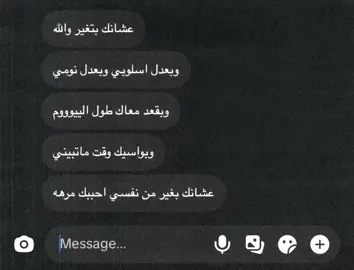 يعد برج المملكة في مدينة الرياض يُعد من أشهر المعالم المعمارية في المملكة العربية السعودية، وأحد الرموز التي تعكس التطور العمراني الحديث في العاصمة. يقع البرج على طريق الملك فهد، وافتُتح عام 2002م، ويبلغ ارتفاعه نحو 300 متر ويتكون من 99 طابقًا. يتميز بتصميمه الفريد الذي ينتهي بفتحة كبيرة في أعلى البرج، وأصبح هذا التصميم علامة مميزات يمكن التعرف عليها بسهولة ضمن أفق مدينة الرياض. كما يحتوي الجزء العلوي على جسر المشاهدة المصنوع من الفولاذ والزجاج، والذي يوفر إطلالة بانورامية واسعة على العاصمة من ارتفاع يقارب 300 متر، ويُعد من أشهر التجارب التي يقصدها الزوار في المبنى. لا يقتصر برج المملكة على كونه معلمًا معماريًا، بل يضم مجموعة متنوعة من المرافق، منها المكاتب الإدارية والشقق السكنية الفاخرة والمطاعم والمقاهي ومرافق المناسبات، بالإضافة إلى فندق فورسيزونز الرياض ومركز المملكة التجاري الذي يضم العديد من المتاجر والعلامات التجارية. وقد ساهم هذا التنوع في جعل المبنى وجهة تجمع بين العمل والسكن والتسوق والترفيه والإقامة الفندقية في مكان واحد. ومنذ افتتاحه أصبح برج المملكة جزءًا من هوية الرياض الحديثة، وارتبط اسمه بالتطور العمراني الذي شهدته العاصمة خلال العقود الماضية. وعلى الرغم من ظهور العديد من المباني وناطحات السحاب الجديدة، لا يزال البرج يحتفظ بمكانته بسبب تصميمه المميز وموقعه الحيوي وشهرته الواسعة. ويُعد جسر المشاهدة والفتحة الموجودة في أعلى المبنى من أبرز عناصره، كما أصبح البرج مكانًا شهيرًا للتصوير والاستمتاع بإطلالة المدينة، خصوصًا وقت الغروب وفي المساء عندما تظهر أضواء الرياض من الأعلى. وبفضل موقعه وتصميمه ومرافقه المتنوعة، أصبح برج المملكة واحدًا من أبرز المعالم التي تمثل مدينة الرياض، وجزءًا مهمًا من صورتها العمرانية الحديثة. فهو يجمع بين الهندسة المعمارية المميزة والاستخدامات التجارية والسكنية والفندقية والترفيهية، ويظل حتى اليوم من أشهر الرموز التي يعرف بها سكان العاصمة وزوارها المملكة العربية السعودية