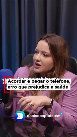 Ao acordar, muitas pessoas cometem um erro comum: ir direto para as telas. Esse hábito impacta o início do seu dia. Estudos mostram que esse estímulo imediato pode aumentar a liberação de cortisol, o hormônio do estresse, afetando sua saúde, foco e disposição. O ideal é começar o dia com mais presença. Acordar com calma, dar um tempo para a mente despertar, meditar, se movimentar e se alimentar bem. Pequenas escolhas no início do dia geram grandes impactos ao longo dele. ✨ Como você começa o dia define como você vive o dia. 🎧 Assista ao episódio completo do Decisões Podcast. Link na bio. #rotinamatinal #saude #bemestar #altaperformance #decisõespodcast