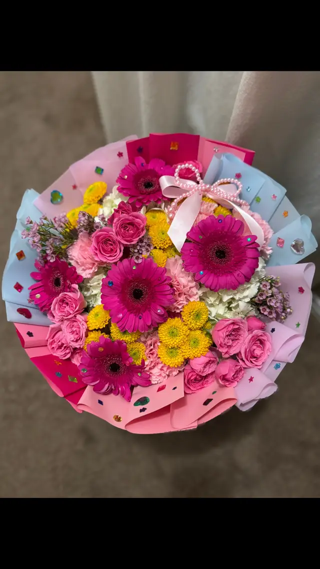 Bedazzled mixed blooms bouquet 💐🌸🎀✨🤩 #mixedbouquet #bedazzled #gems #colorfulblooms #fypシ゚viral 