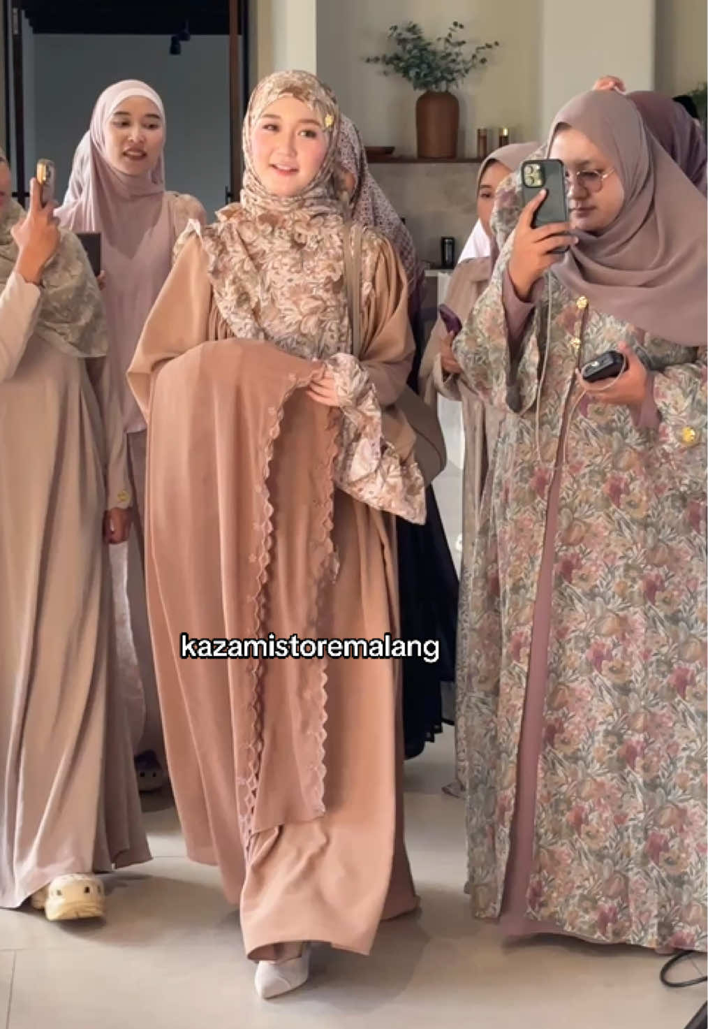 Pakai Bloome, auto jadi pusat perhatian! 😍✨ Cantik, anggun, dan makin percaya diri di setiap momen 💕  Yuk, pilih model favoritmu & order sekarang!  #sarimbitkazami #abaya #outfitinspo #abayastyle 