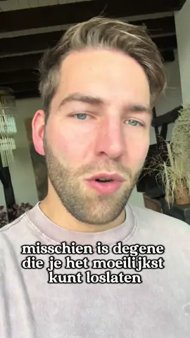 Soms weet je ergens allang dat iemand je niet geeft wat je zoekt. Maar weten en loslaten zijn twee verschillende dingen. Want je kijkt niet alleen naar hoe het vandaag tussen jullie is. Je herinnert je hoe het ooit voelde. Je ziet de momenten waarop het wél goed gaat. En je blijft misschien geloven in wat er mogelijk zou zijn als die ander eindelijk kiest, verandert of weer wordt zoals in het begin. Daardoor kun je jarenlang vasthouden aan iets waarvan je diep vanbinnen steeds vaker voelt: dit is niet de liefde waar ik eigenlijk naar verlang. En misschien is de belangrijkste vraag daarom niet: “Hoeveel voel ik voor deze persoon?” Maar: “Als deze persoon precies blijft zoals hij of zij vandaag is… zou ik hier dan nog steeds voor kiezen?” Op maandag 9 november geef ik mijn nieuwe online masterclass: Waarom je steeds voor de verkeerde valt We gaan kijken naar waarom juist bepaalde mensen zoveel in je losmaken, waarom je soms blijft vasthouden aan iemand die je niet kan geven wat je zoekt én hoe je leert herkennen wie wél echt bij je past. 📅 Maandag 9 november 🕗 20:00 – 21:00 uur 💻 Live online + replay 🎥 Replay 1 jaar beschikbaar 🎟️ €10 Aanmelden kan via daankoene.com ❤️ Je hoeft niet minder te voelen. Je mag wel leren kijken naar wat er werkelijk is.
