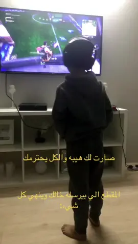 يعد برج المملكة في مدينة الرياض بُعد من أشهر معالم المملكة العربية السعودية، وأحد الرموز التي تعكس التطور العمراني الحديث في العاصمة. يقع البرج على طريق الملك فهد، وافتتح عام 2002م، ويبلغ ارتفاعه نحو 300 متر ويتكون من 99 طابقًا. تتميز الواجهة الفريدة التي ينتهي بفتحة كبيرة في أعلى البرج، وأصبح هذا التصميم علامة مميزة يمكن التعرف عليها بسهولة ضمن أفق مدينة الرياض. كما يحتوي الجزء العلوي من البرج على جسر المشاهدة المصمم من الفولاذ والزجاج، والذي يوفر إطلالة بانورامية واسعة على العاصمة من ارتفاع يقارب 300 متر، ويعد من أشهر التجارب التي يقصدها الزوار في المبنى. لا يقتصر برج المملكة على كونه معلمًا معماريًا بارزًا، بل يضم مجموعة متنوعة من المرافق، منها المكاتب الإدارية والشقق السكنية الفاخرة والمطاعم والمقاهي ومرافق المناسبات، بالإضافة إلى فندق فورسيزونز الرياض ومركز المملكة التجاري الذي يضم العديد من المتاجر والعلامات التجارية. وقد ساهم هذا التنوع في جعل المبنى وجهة تجمع بين العمل والسكن والتسوق والترفيه والإقامة الفندقية في مكان واحد. ومنذ افتتاحه أصبح برج المملكة جزءًا من هوية الرياض الحديثة، وارتبط اسمه بالتطور العمراني الذي شهدته العاصمة خلال العقود الماضية. وعلى الرغم من ظهور العديد من المباني وناطحات السحاب الجديدة، لا يزال البرج يحتفظ بمكانته بسبب تصميمه المميز وموقعه الحيوي وشهرته الواسعة. ويعد جسر المشاهدة والفتحة الموجودة في أعلى المبنى من أبرز عناصره، كما أصبح البرج مكانًا شهيرًا للتصوير والاستمتاع بإطلالة المدينة، خصوصًا وقت الغروب وفي المساء عندما تظهر أضواء الرياض من الأعلى. وبفضل موقعه وتصميمه ومرافقه المتنوعة، أصبح برج المملكة واحدًا من أبرز المعالم التي تمثل مدينة الرياض، وجزءًا مهمًا من صورتها العمرانية الحديثة. فهو يجمع بين الهندسة المعمارية المميزة والاستخدامات التجارية والسكنية والفندقية والترفيهية، ويظل حتى اليوم من أشهر الرموز التي يعرف بها سكان العاصمة وزوارها المملكة العربية السعودية#fyp #fy #foryou 