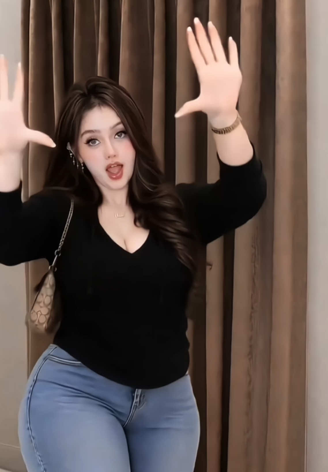 #capcut #capcutpioneer #capcutnow Mau bikin video dance yang lagi viral seperti ini secara gratis?🔥 Nggak perlu syuting, cukup pakai satu foto saja!📸 Aku ajarin gratis, ya 😀 Ikuti videoku dan langsung coba sekarang!🚀 Want to make this viral dance video for free?🔥 No filming needed — just one photo is enough!📸 I’ll teach you for free 😀 Follow my video and try it now!🚀 #fyp#dance less